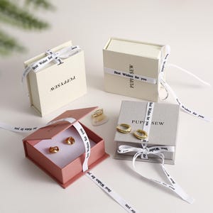 PUPPYSEW 9.5*9.5*3.5cm Luxury Flip Magnetic Strap Jewelry BoxCardboard Textured Paper Bracelet  Necklace Jewelry Box Customizable Logo