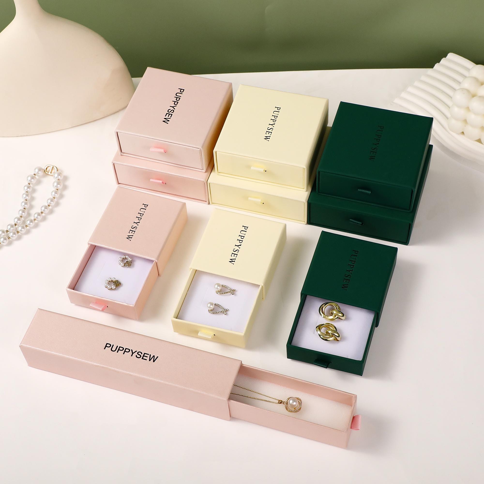 Custom logo white velvet jewelry box for brand differentiation, a key factor in choosing jewelry packaging