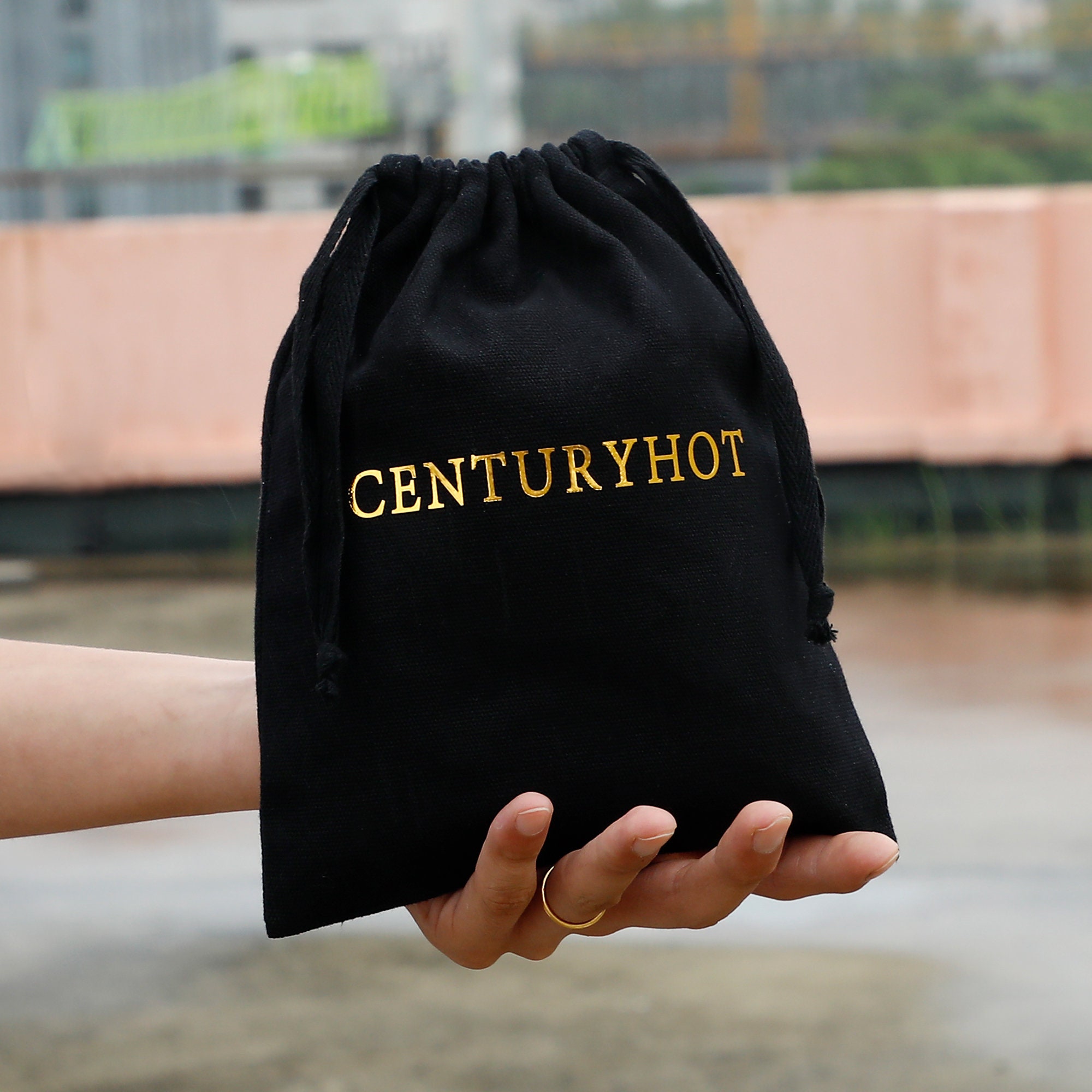 Small jewelry brands avoid 60% inventory waste with 50pcs MOQ custom logo cotton drawstring jewelry bags, protecting small items during shipping (from product introduction)