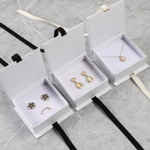 50pcs White ribbon Gift Box Custom Necklace Box with Microfiber Bag Paper Box with Sponge Personalized Logo Jewelry Packaging Bulk Flip Top
