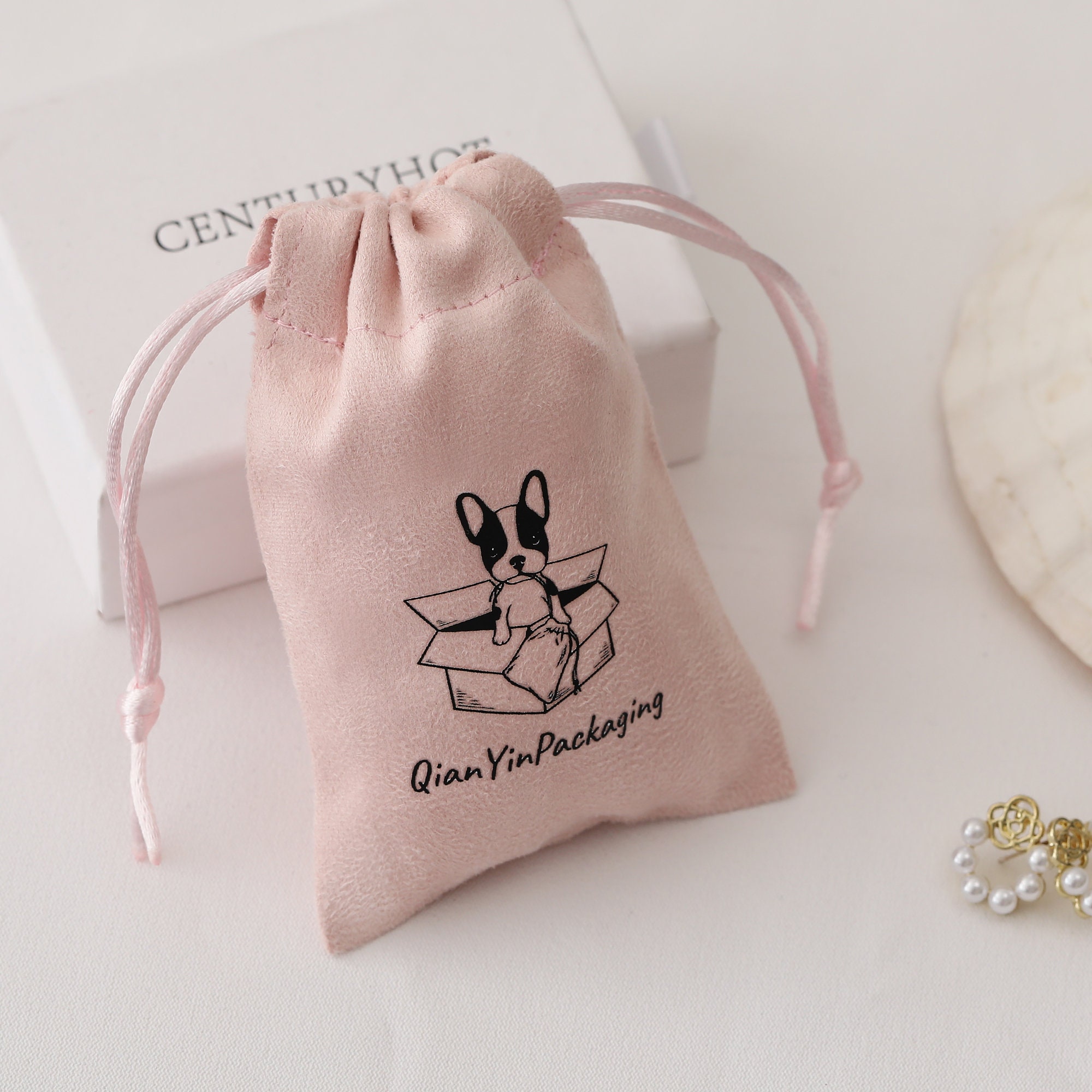 Small jewelry brands protect necklaces with 50 custom suede drawstring pouches (MOQ 50, secure closure prevents tangling)