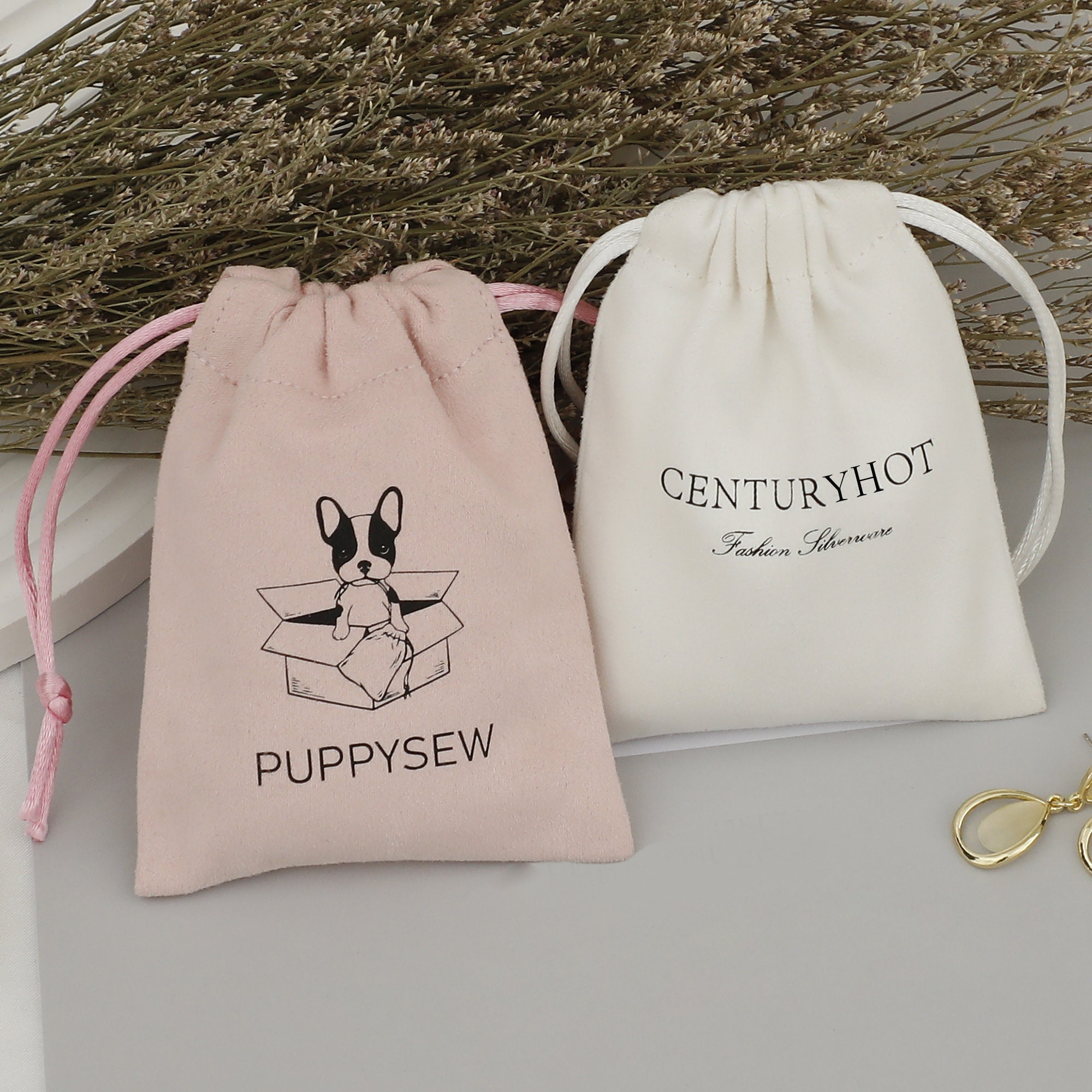 Small jewelry brands reduce inventory waste with 50pcs low MOQ suede drawstring pouches, soft flannel material protects necklaces during shipping (from product introduction)