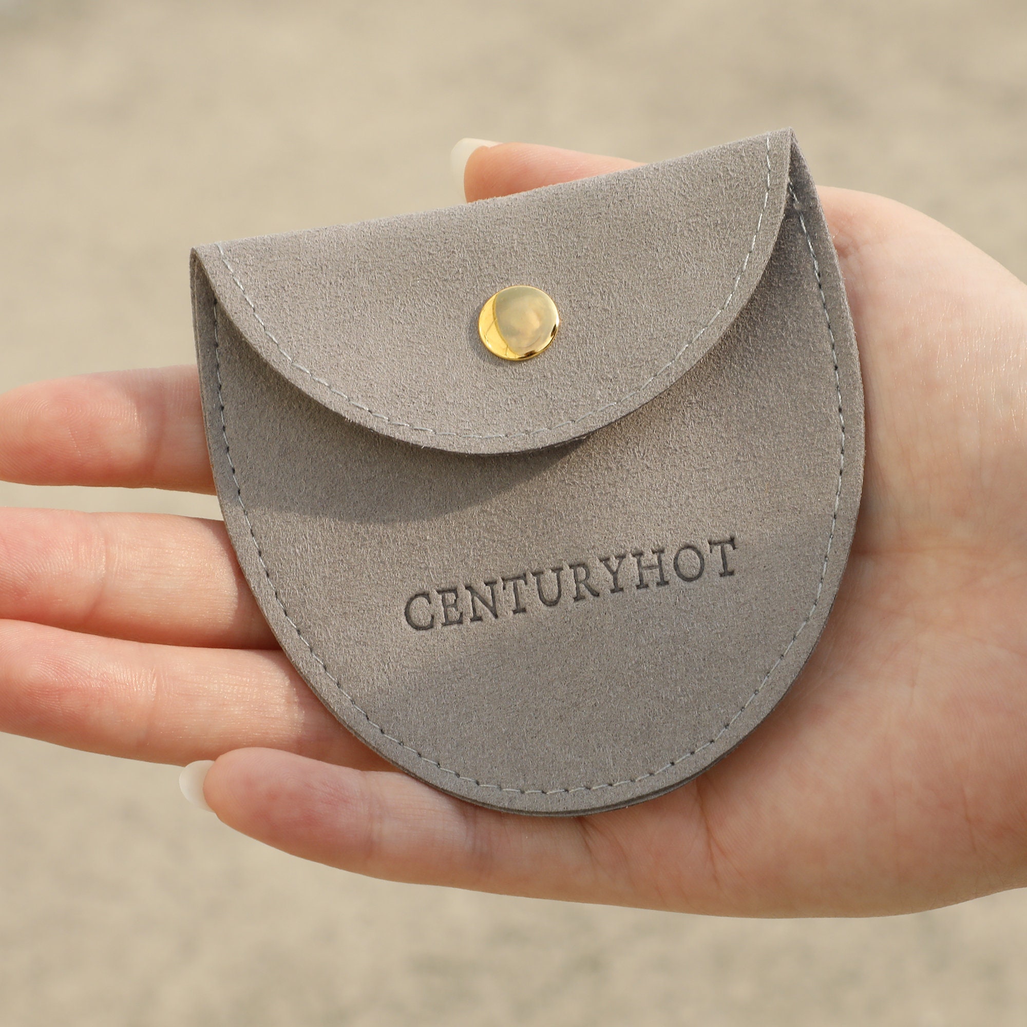 Microfiber Material, Jewelry Protection: Key for Cosmetic Bag Selection How to Choose Embossed Microfiber Cosmetic Bags: Soft microfiber material prevents jewelry scratches, ideal for brand packaging
