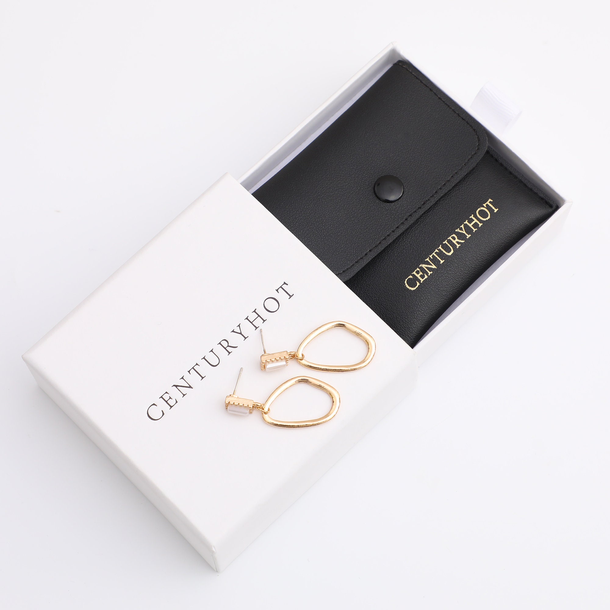 Small jewelry brands solve high MOQ pain with 50pcs custom logo faux leather snap envelope jewelry bags—low inventory waste, 1.2mm thick protection (from product introduction)