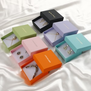 PUPPYSEW 50 stks Geschenkdoos Kartonnen Multicolor Ring Ketting Doos Armband Doos Sieraden Doos Met Spons Op Maat Gepersonaliseerde Logo Chic Klein