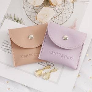 Pacote de 50 peças de joias com logotipo personalizado em couro sintético delicado com botão, bolsa de joias macia, bolsa de armazenamento à prova d'água e resistente à sujeira