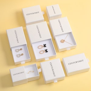PUPPYSEW 50 stuks witte geschenkdoos doos veelkleurige ring ketting armband sieraden op maat gepersonaliseerd logo chique kleine sieraden verpakking