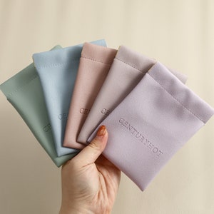 50 piezas de bolsa de joyería de material PU con hebilla de resorte, bolsa de joyería multicolor, portatarjetas, llavero, minibolso, monedero, logotipo personalizable