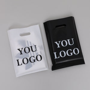 100 pezzi di borsa da trasporto in polietilene personalizzata di alta qualità con maniglia, design del logo stampato sulla borsa da corriere