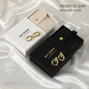 50 stks 9*9*3,2 cm papieren doos sieraden tassen klaar voor verzending ketting ring doos met spons tas box set lade prachtige verzending binnen 48 uur