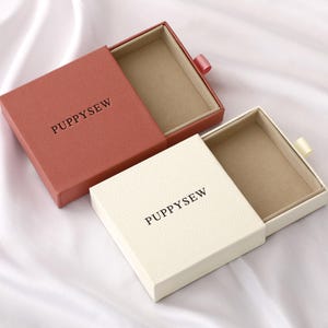 PUPPYSEW 50 pezzi 9,5*9,5*2,5 cm scatola di carta con cassetto foderato scatola di orecchini per collane con spugna logo personalizzato squisita borsa per gioielli