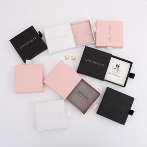 50 ensembles de boîtes à bijoux et sacs à bijoux de 9 x 9 cm, logo en relief personnalisé, boîtes en papier personnalisées, petites boîtes d'emballage et sacs