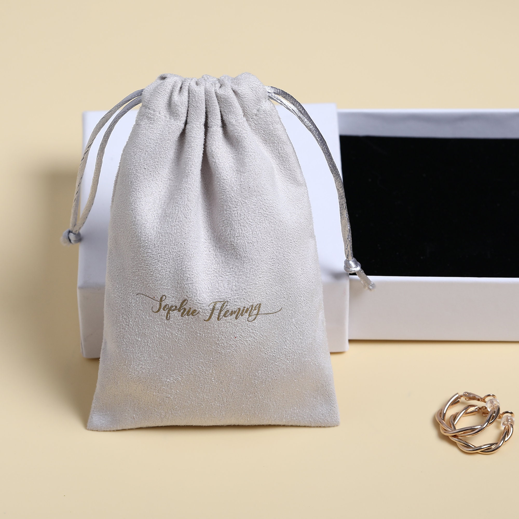 Small jewelry brands solve unbranded packaging with 50pcs bulk custom logo gray drawstring bags for necklace gifts (low MOQ from product introduction)