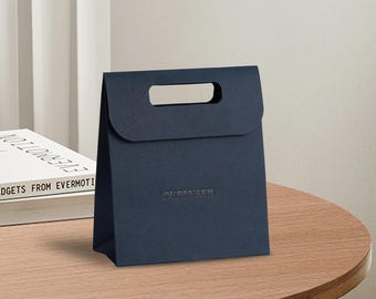 Bolsa de regalo con logotipo personalizado impreso, elegante embalaje con tapa abatible.