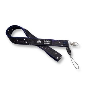 Peut inclure: Un cordon noir et blanc avec un imprimé de constellation et une petite étiquette noire qui indique "la loutre piqueuse". Le cordon est doté d'un mousqueton pivotant argenté et d'un fermoir de sécurité noir.