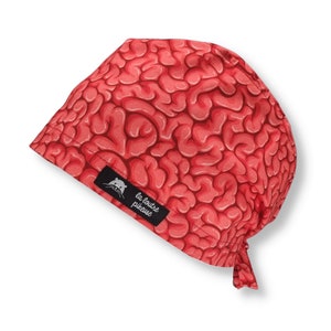 Peut inclure: Un bonnet de chirurgien rouge avec un motif de cerveau et une étiquette noire qui dit "la loutre piqueuse".