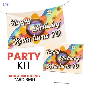 Pu&ograve; includere: Un banner e un cartello da giardino con un design retr&ograve;. Il banner e il cartello recitano "Buon compleanno Kevin compie 70 anni" con un simbolo della pace e un arcobaleno. Il kit per feste include anche un cartello da giardino.
