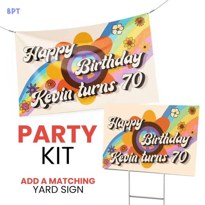 Pu&ograve; includere: Un banner e un cartello da giardino con un design retr&ograve;. Il banner e il cartello recitano "Buon compleanno Kevin compie 70 anni" con un simbolo della pace e un arcobaleno. Il kit per feste include anche un cartello da giardino.