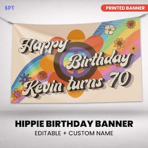 Pu&ograve; includere: Un banner beige con la scritta "Happy Birthday Kevin turns 70" in un font retr&ograve;. Il banner presenta un simbolo di pace, un arcobaleno e fiori. Le parole "Printed Banner" sono nell'angolo in alto a destra. La parte inferiore del banner recita "HIPPIE BIRTHDAY BANNER EDITABLE + CUSTOM NAME".