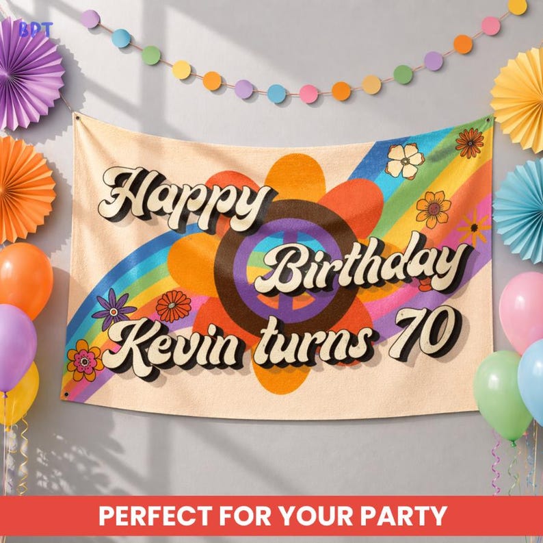 Pu&ograve; includere: Un banner di compleanno beige con le parole "Happy Birthday Kevin turns 70" in un font retr&ograve;. Il banner presenta un arcobaleno, fiori e un simbolo di pace. Decorazioni per feste con palloncini e ventagli di carta.