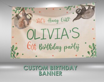 Może przedstawiać: Spersonalizowany baner urodzinowy z motywem leniwca. Baner przedstawia dwa akwarelowe leniwce wiszące na gałęziach, z tekstem "Let's Hang Out!" i "Olivia's 6th Birthday party" w kolorze zielonym i pomarańczowym. Baner jest beżowy z zielonymi i pomarańczowymi akcentami.