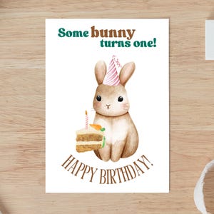Un lapin a un anniversaire - Première carte d'anniversaire imprimable - Jolie carte d'anniversaire de lapin de 4 x 6 ans pour bébé, tout-petit ou faire une invitation à une fête