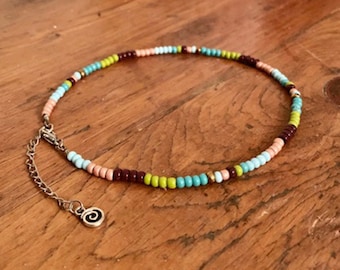 Collar de gargantilla de colores - Collar de cuentas de semillas verde Aqua rosa y marrón - Gargantilla de cuentas de semillas - Gargantilla de patrón - Gargantilla de cuentas de los años 90 - BeadWell