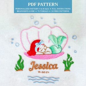 Könnte beinhalten: Gesticktes Meerjungfrau-Design mit dem Namen "Jessica" und dem Datum 01.02.24. Die Meerjungfrau hat rotes Haar und einen grünen Schwanz, der in einer rosa Muschel ruht. Das Bild enthält den Text "PDF-MUSTER" und "PERSONALISIERTES MUSTER 12,7 bis 20,3 cm".