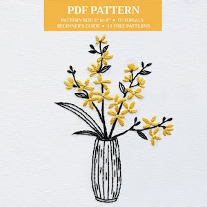 Könnte beinhalten: Gesticktes Blumendesign mit gelben Blüten und schwarzen Stielen in einer schwarz-weißen Vase. Das Bild enthält Text oben, der "PDF PATTERN" und weitere Details zur Mustergröße und zu Tutorials lautet.