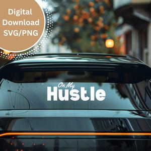 Puede incluir: Una calcomanía de vinilo blanco con el texto "On My Hustle" se muestra en la ventana trasera de un coche negro. Las palabras están en negrita, fuente sans-serif. Un gráfico de descarga digital está en la esquina superior izquierda.