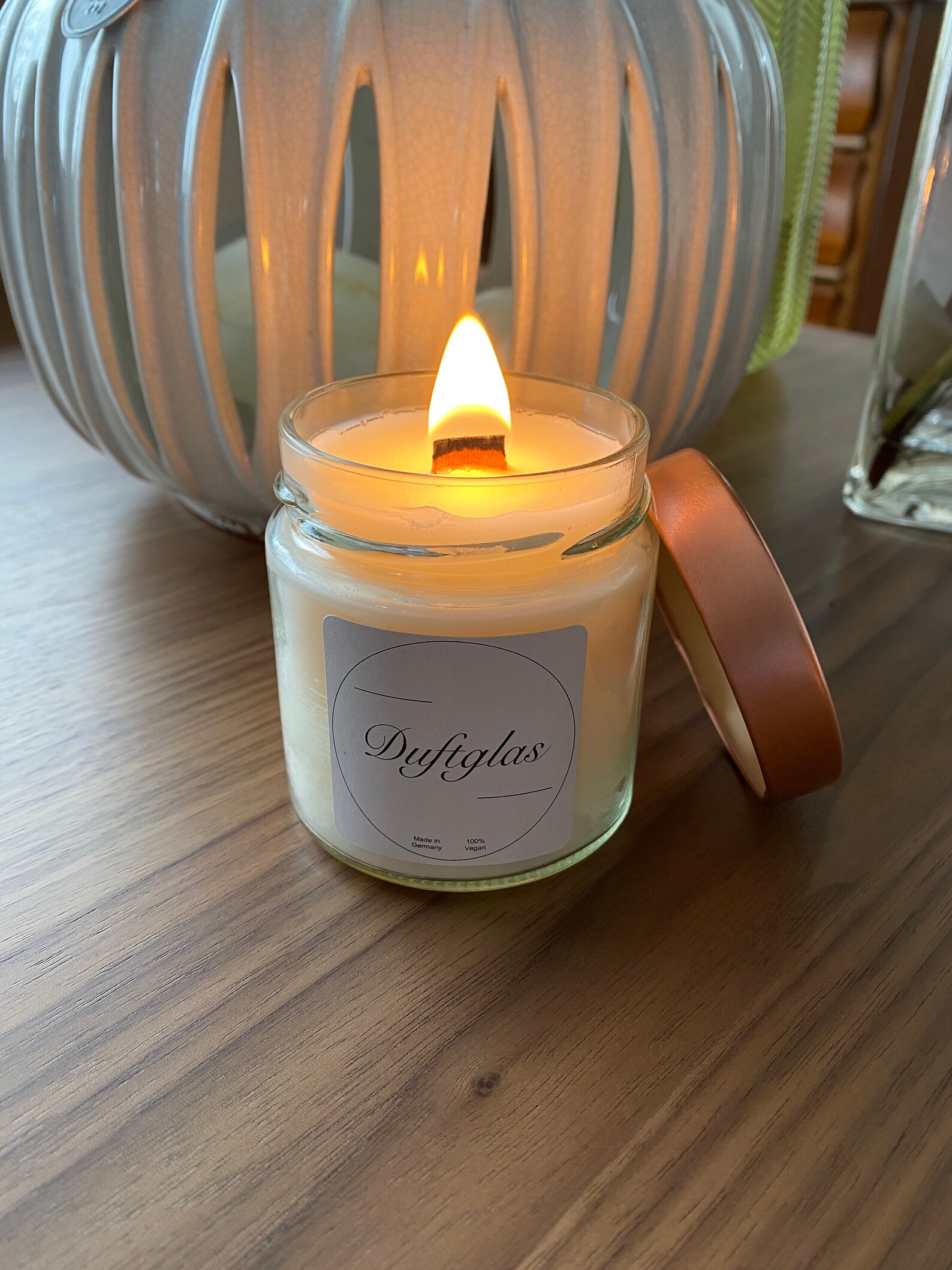 Duftkerze mit Holzdocht im großen Glas mit roségoldenem