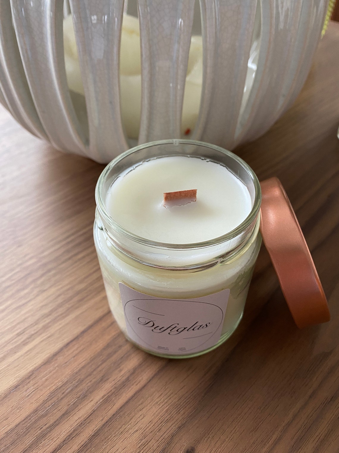 Duftkerze mit Holzdocht im großen Glas mit roségoldenem