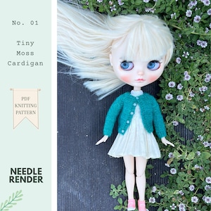 Può includere: Una bambola con lunghi capelli biondi indossa un cardigan in maglia color verde acqua sopra un vestito bianco, con il testo No. 01 Tiny Moss Cardigan PDF KNITTING PATTERN NEEDLE RENDER su sfondo verde chiaro accanto alla bambola.
