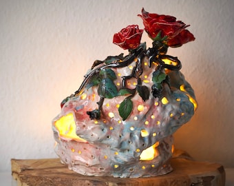 LED Blumenlampe aus Keramik mit Atmosphäre Akzent Licht | Art Deco Tischlampe | Designleuchte | romantische Nachtlampe mit Rose | Dekolampe