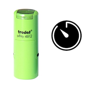 Puede incluir: Un sello verde Trodat printy 4612 con un icono de cronómetro negro. El sello tiene un diseño rectangular con bordes redondeados y una tapa transparente. El icono del cronómetro es un círculo negro con un contorno blanco y una aguja blanca.