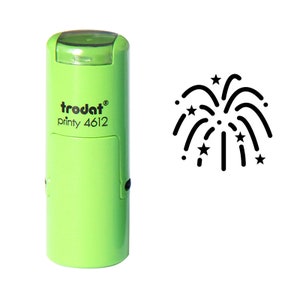 Puede incluir: Un sello autoentintable verde claro con el texto "trodat printy 4612". La impresión del sello es un diseño de fuegos artificiales negro con acentos de estrellas. El sello está sobre un fondo blanco.