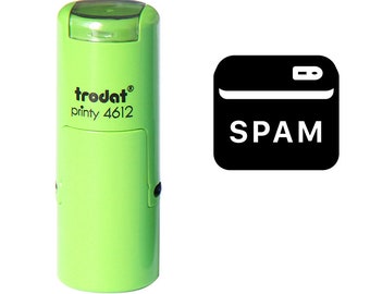 Può includere: Un timbro verde Trodat printy 4612 con un timbro nero "SPAM". Il timbro ha un design rettangolare con angoli arrotondati e una barra bianca sopra la parola "SPAM". Il timbro è su sfondo bianco.