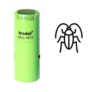 Puede incluir: Un sello verde Trodat printy 4612 con un contorno negro de cucaracha. El sello tiene un diseño rectangular y una tapa transparente. El gráfico de la cucaracha está sobre un fondo blanco.