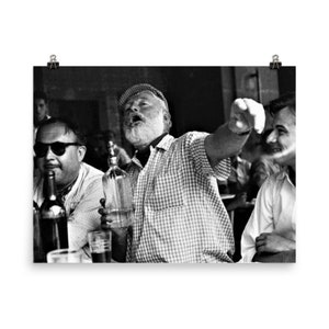Ernest Hemingway dans un bar Poster Print