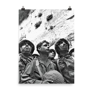 Vor der Westwand stehende fallschirmjäger aus Israel. Juni, 1967 Poster