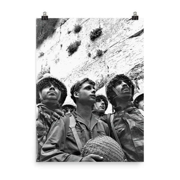 Paracaidistas israelíes de pie frente al Muro Occidental. Cartel de junio de 1967