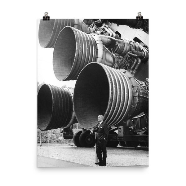 Wernher von Braun à côté des moteurs Saturn V F1 Poster Print