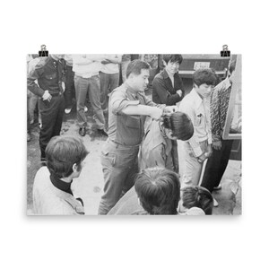Póster de soldado surcoreano cortándose el pelo durante la represión de los años 70