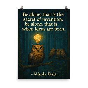 Tesla Zitat Poster: Be Alone for Invention - Einsame Eule, Stiller Wald, Glühbirne Einblicke Wand Kunst Druck