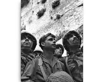Israeli paratroopers standing in front of the Western Wall. June, 1967 Poster Canvas Print
