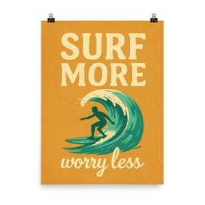 Póster "Surfea más y preocúpate menos": arte mural playero vibrante, decoración costera, regalo motivacional para surfear, ambiente oceánico