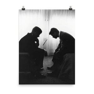 John F.Kennedy und Robert Kennedy während Wahlkampf, 1960 Poster-Druck