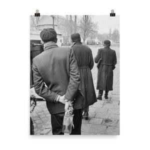 Póster de un revolucionario anticomunista con un cóctel molotov durante la revolución húngara de 1956