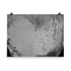 Pluto Herz Poster Print - Atemberaubende Tombaugh Regio Wandkunst von New Horizons - Einzigartiges Dekor für Weltraumliebhaber