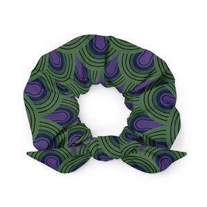 Può includere: Scrunchie per capelli con motivo verde e viola con un fiocco.